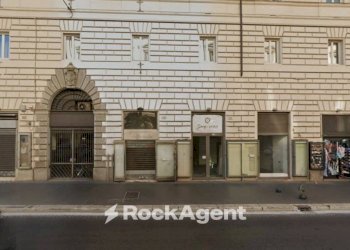 Facciata - Negozio via Nazionale, 182, Roma (zona Centro Storico) - foto 1