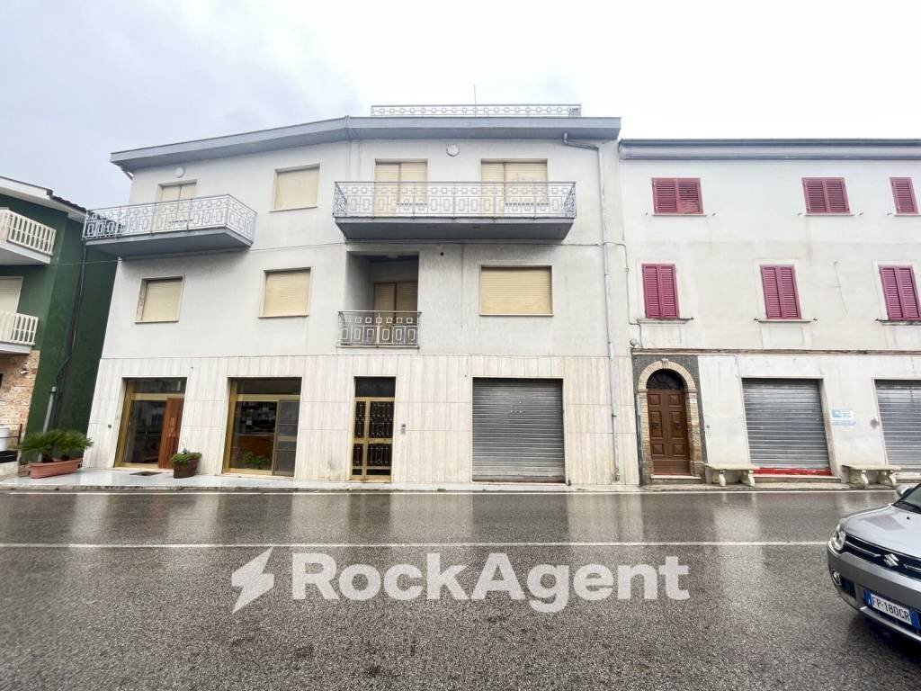 Facciata - Quadrilocale viale Piceno Aprutino, 120, Civitella del Tronto - foto 2