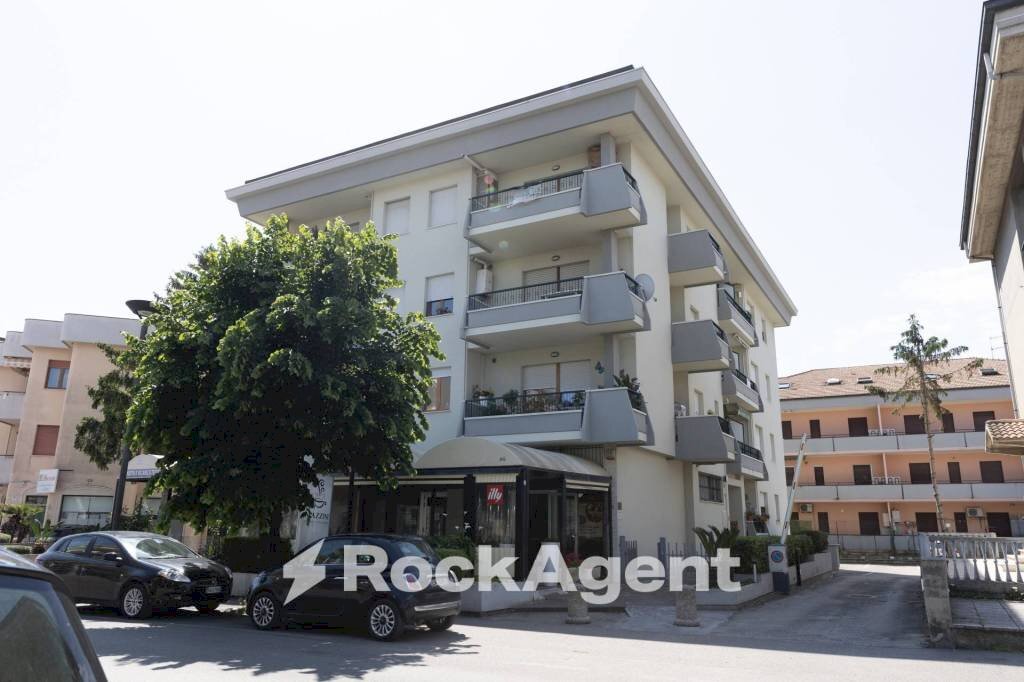 Facciata - Trilocale via Giuseppe Mazzini, 108, Alba Adriatica - foto 1