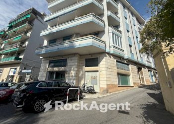 Facciata - Negozio via Marcantonio Carattino, 26, Varazze - foto 9