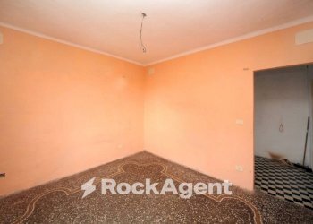 Camera da letto - Appartamento via Campodonico, 35, Genova (zona Bolzaneto) - foto 8