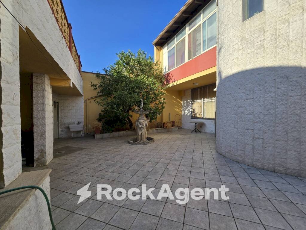 Cortile interno - Stable - Palace via Principe di Napoli, 31, Carmiano - photo 2