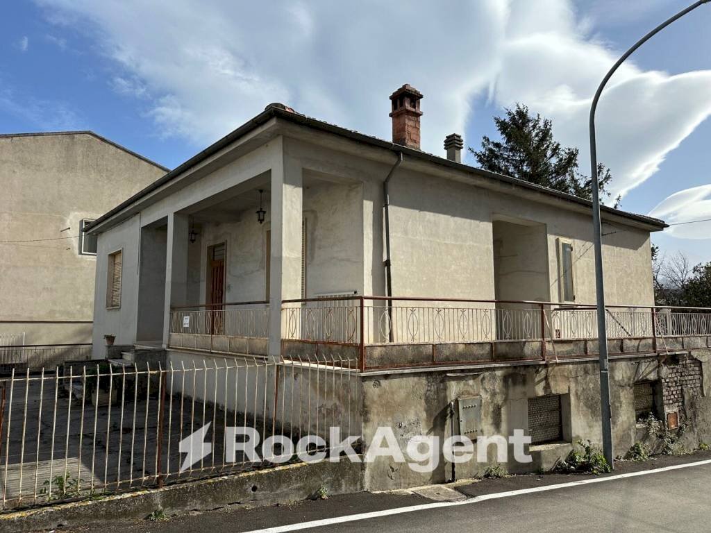 Facciata - Villa via G. Garibaldi, 205, Torre De' Passeri - foto 2
