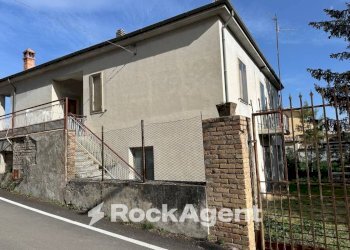 Facciata - Villa via G. Garibaldi, 205, Torre De' Passeri - foto 1