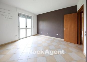 Camera da letto - Bilocale via Tortona, 84, Alessandria - foto 13