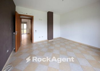 Camera da letto - Bilocale via Tortona, 84, Alessandria - foto 14