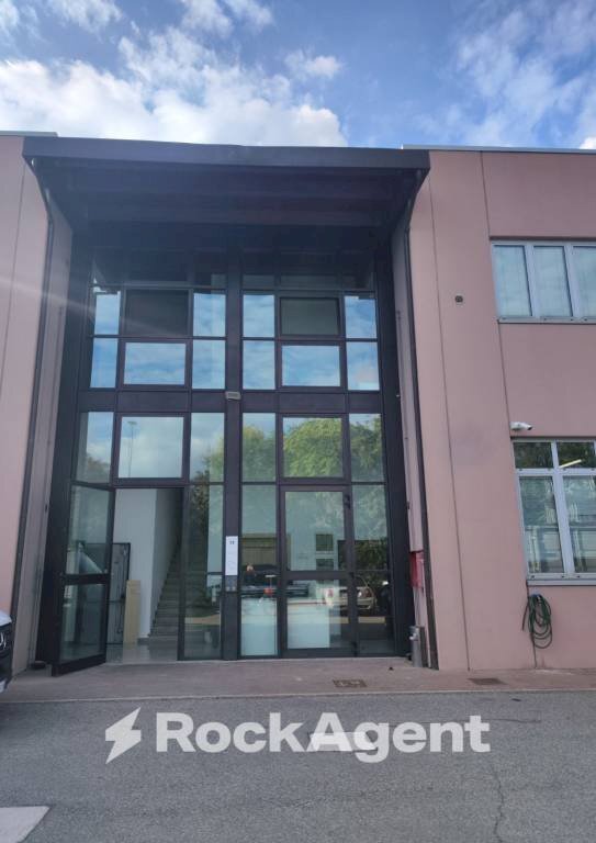 Facciata - Magazzino via Antonio Canova, 24, Bologna (zona San Vitale) - foto 1