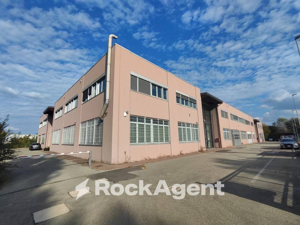 Facciata - Magazzino via Antonio Canova, 24, Bologna (zona San Vitale) - foto 3