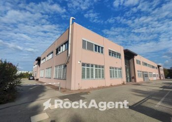 Facciata - Magazzino via Antonio Canova, 24, Bologna (zona San Vitale) - foto 7