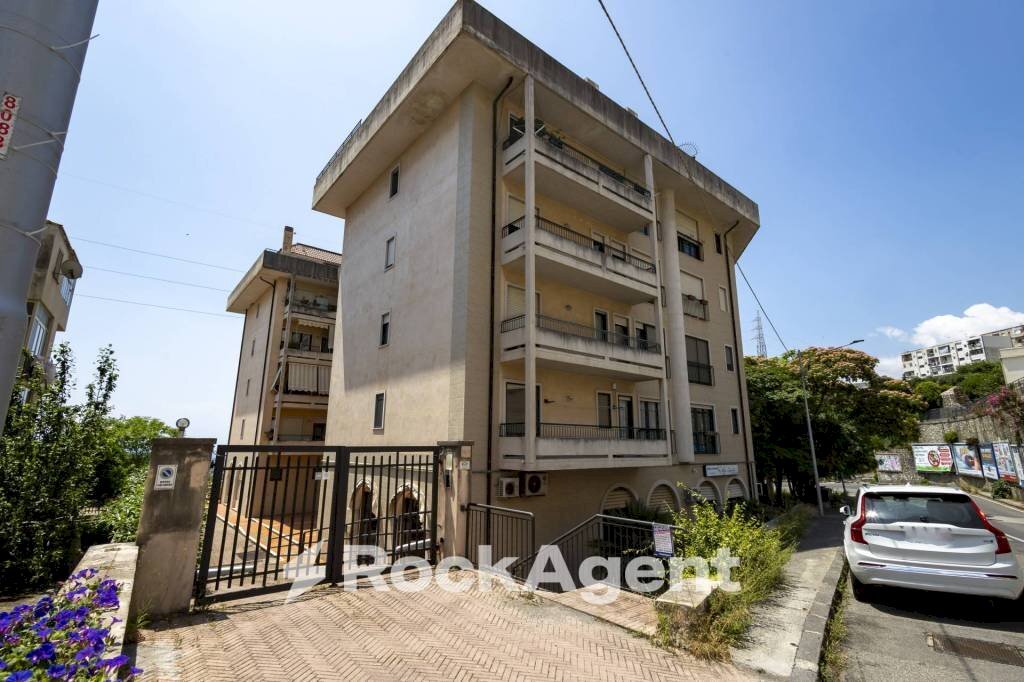 Facciata - Negozio viale dei Bizantini, 75, Catanzaro - foto 3