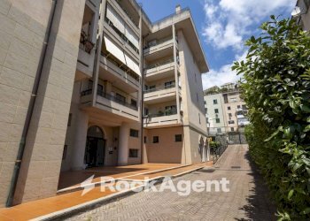 Facciata - Negozio viale dei Bizantini, 75, Catanzaro - foto 39