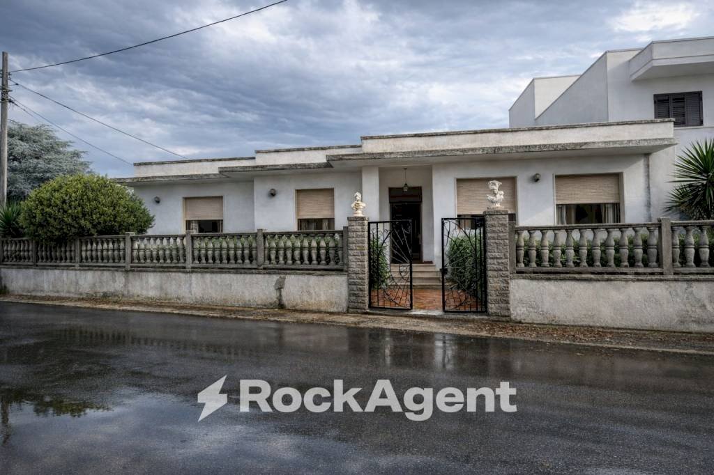 Facciata - Villa via Marcinelle ang. L. Da Vinci, Salice Salentino - foto 1