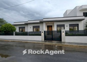 Facciata - Villa via Marcinelle ang. L. Da Vinci, Salice Salentino - foto 2