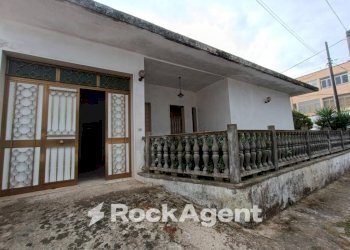 Facciata - Villa via Marcinelle ang. L. Da Vinci, Salice Salentino - foto 6