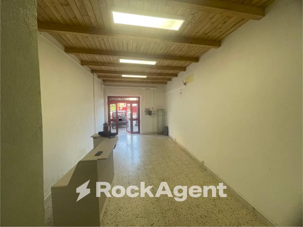 Interno palazzo - Negozio piazza Umberto I, Altavilla Silentina - foto 3