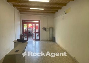 Interno non residenziale - Negozio piazza Umberto I, Altavilla Silentina - foto 1