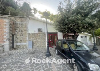 Facciata - Negozio piazza Umberto I, Altavilla Silentina - foto 2