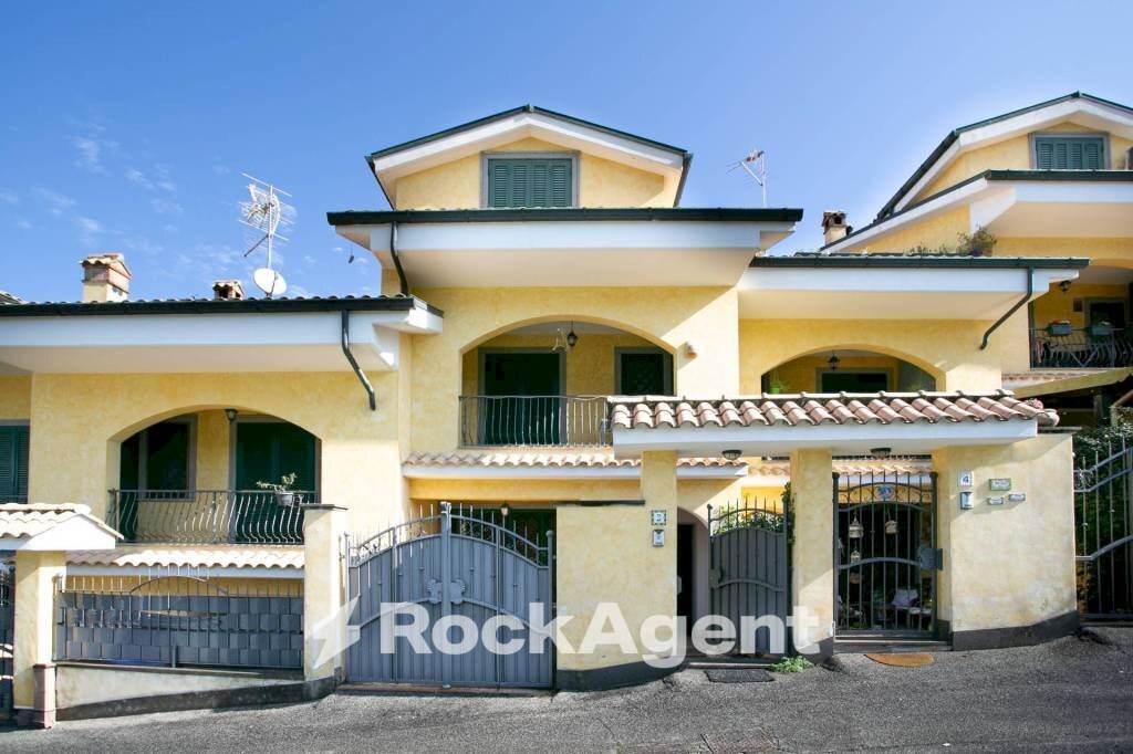 Facciata - Villa a Schiera via Tito Livio, Guidonia Montecelio - foto 1