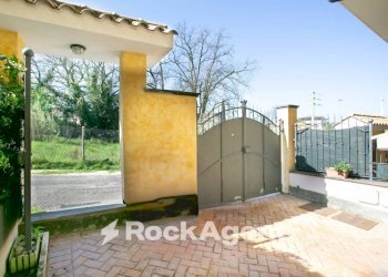 Cortile interno - Villa a Schiera via Tito Livio, Guidonia Montecelio - foto 6