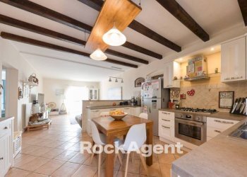 Cucina - Trilocale via Campenave, 76, Genova (zona Voltri) - foto 1