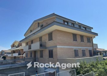 Facciata - Bilocale via Levante, Città Sant'Angelo - foto 5