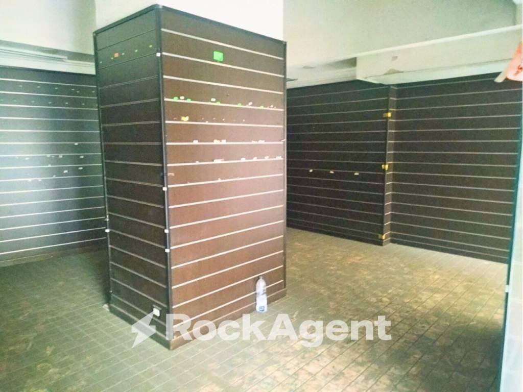 Interno palazzo - Negozio via Nazionale, 180, Roma (zona Centro Storico) - foto 3