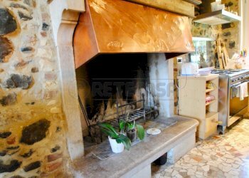 dettaglio camino - Villa Piazza Roma 36, Brogliano - foto 12