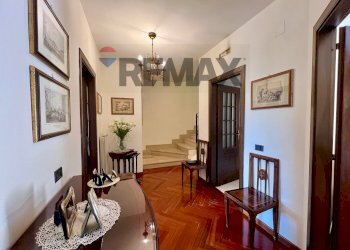 Sala da pranzo - Villa a Schiera Gregorio Mendel
 
49, Caserta - foto 46