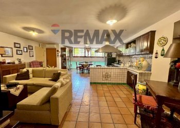 Sala da pranzo - Villa a Schiera Gregorio Mendel
 
49, Caserta - foto 59