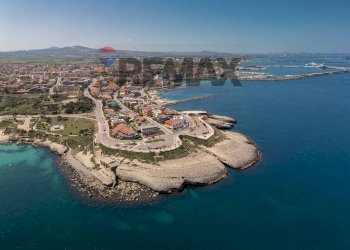 Vista dell\'acqua - Locale Commerciale Lungomare Balai
70, Porto Torres - foto 3