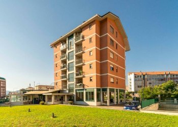 Facciata - Box via Gottardo, 223, Torino (zona Regio Parco) - foto 1