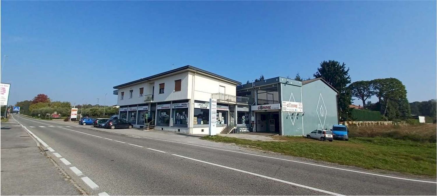 vista - Commercial Premises Statale dei Giovi
 
7, Fino Mornasco - photo 1