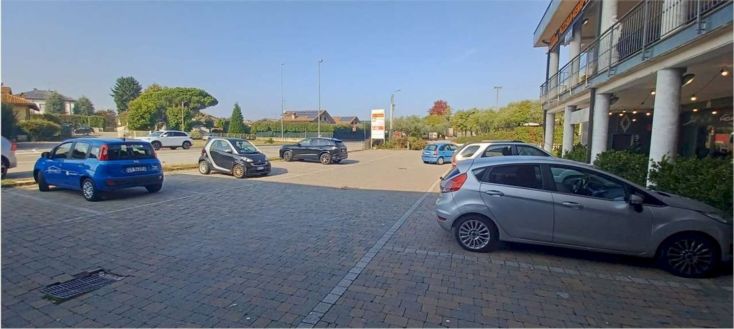 vista - Commercial Premises Statale dei Giovi
 
7, Fino Mornasco - photo 3