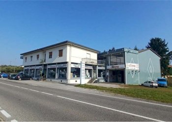 vista - Commercial Premises Statale dei Giovi
 
7, Fino Mornasco - photo 1