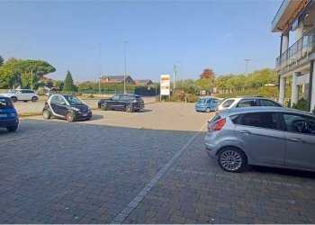 vista - Commercial Premises Statale dei Giovi
 
7, Fino Mornasco - photo 3