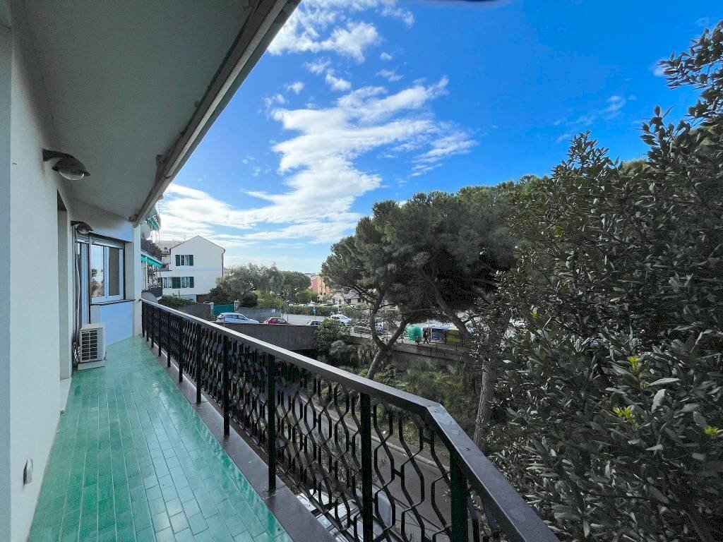 Balcone - Quadrilocale via Giuseppe Mendozza, 4A, Genova (zona Quarto) - foto 1