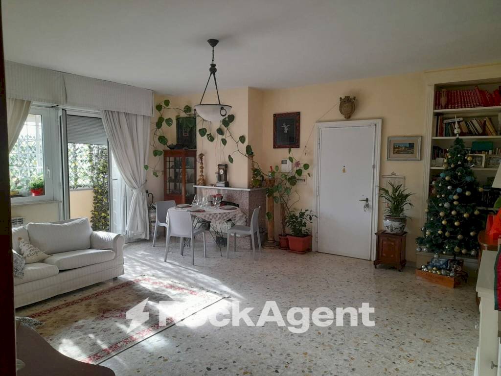 Salone - Appartamento largo Valerio Bacigalupo, 32, Roma - foto 3