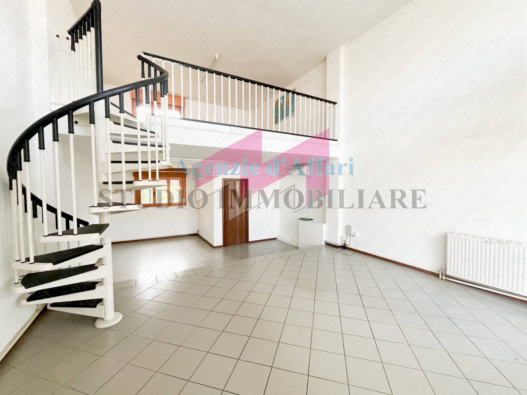 Foto 2 - Negozio Via Leonardo Da Vinci
 
4, Castelmassa - foto 2