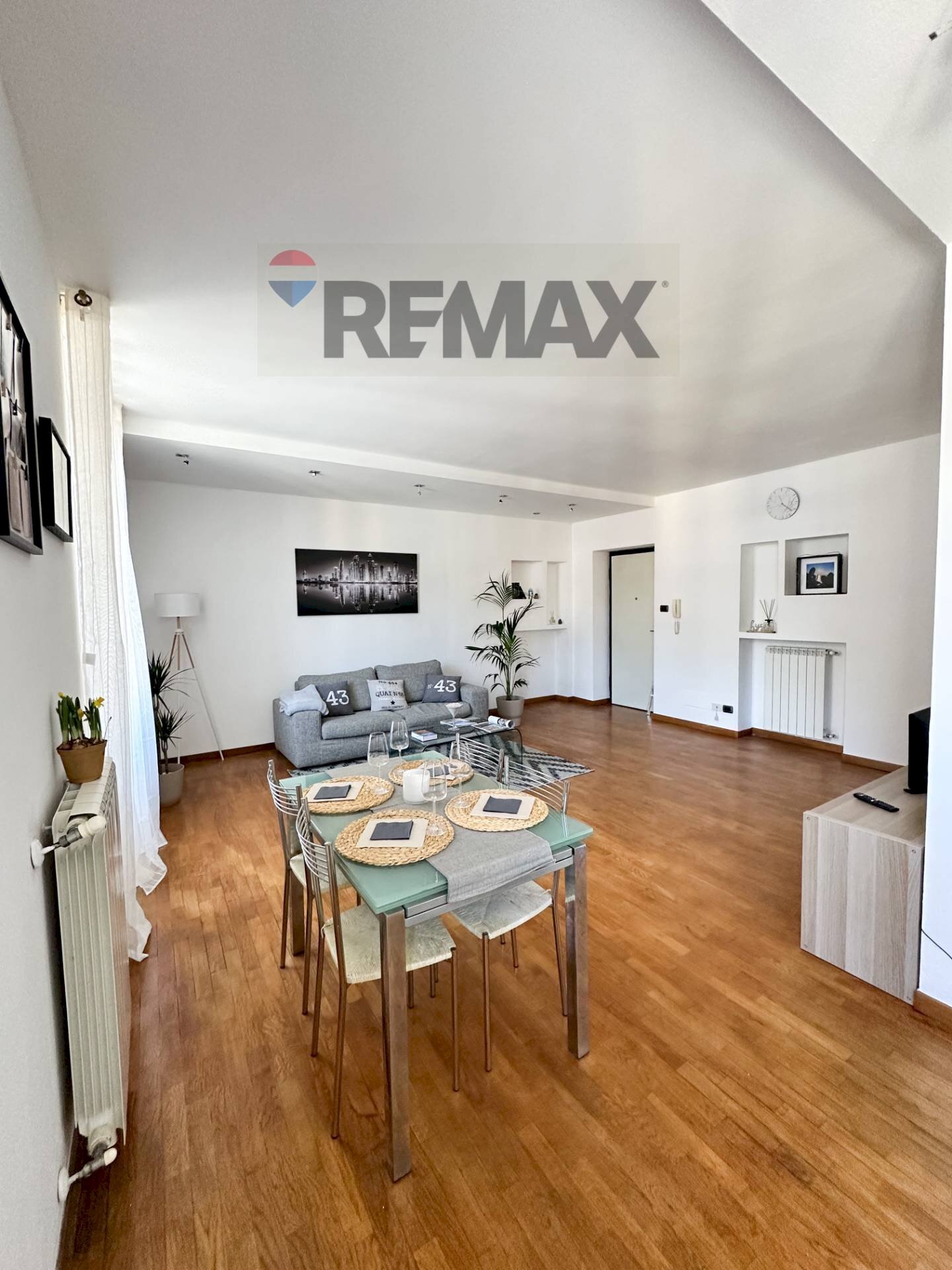 Sala da pranzo - Trilocale Via Labiena
 
30, Laveno-Mombello - foto 3