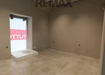 Stanza vuota - Locale Commerciale PIAZZA REGINA MARGHERITA
 
12, Ramacca - foto 6