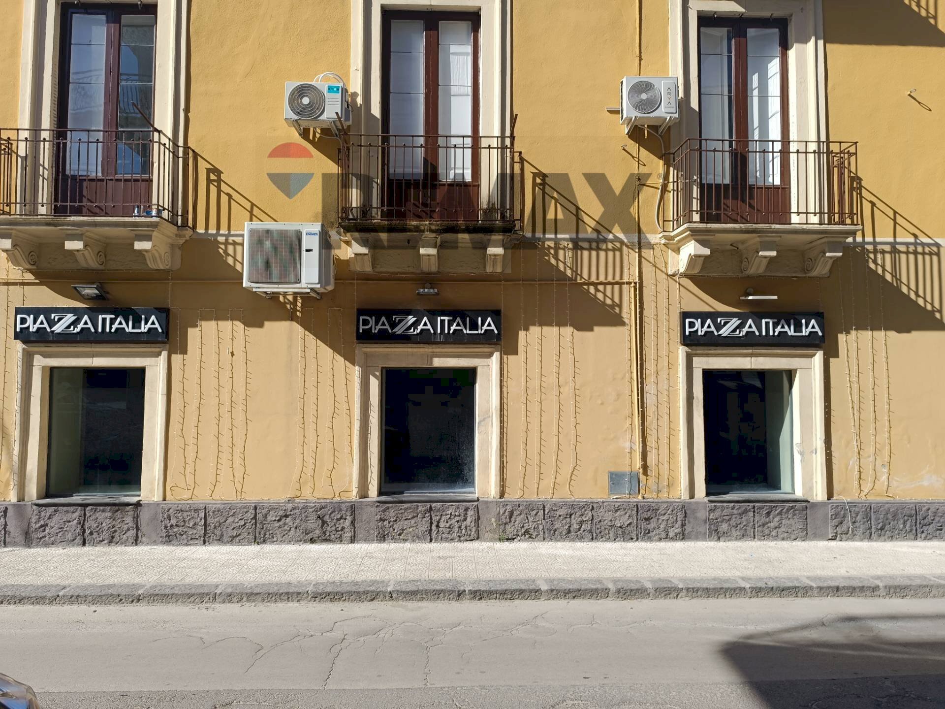 Edificio all\'aperto - Commercial Premises PIAZZA REGINA MARGHERITA
 
12, Ramacca - photo 2