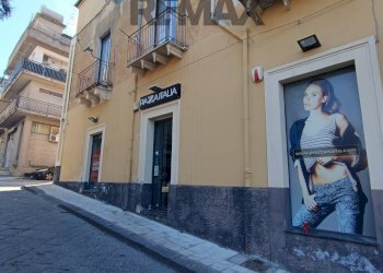Edificio all\'aperto - Commercial Premises PIAZZA REGINA MARGHERITA
 
12, Ramacca - photo 3