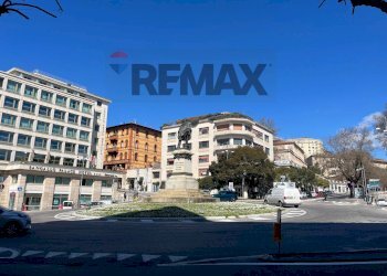 Edificio all\'aperto - Locale Commerciale Via Cacciatori Delle Alpi, Perugia - foto 2