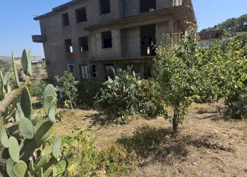 Edificio all\'aperto - Rustico Via Toniolo
 
snc, Mirabella Imbaccari - foto 1