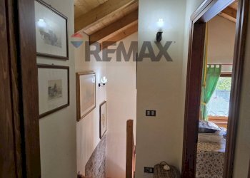 Hall / corridoio - Independent house Lamon - photo 23