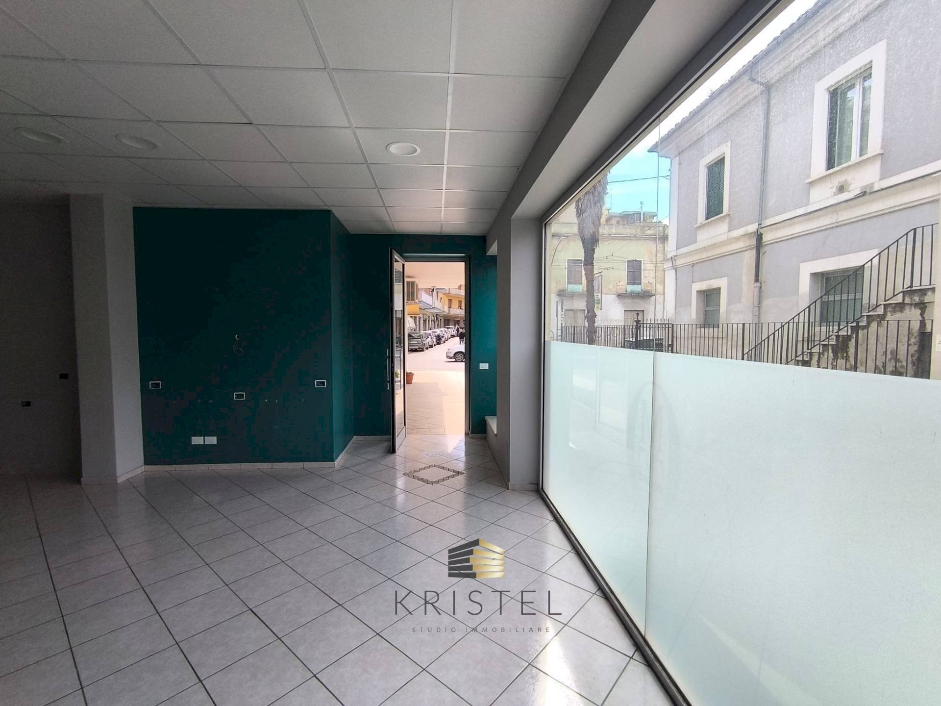 Foto 3 - Commercial Premises VIALE BENEDETTO CROCE
 
93, Chieti - photo 3