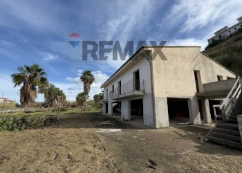 Casa all\'aperto - Casa indipendente S.S. 113
 
199, Campofelice di Roccella - foto 4