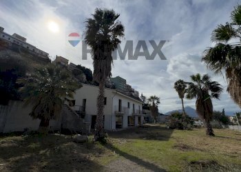 Casa all\'aperto - Casa indipendente S.S. 113
 
199, Campofelice di Roccella - foto 5