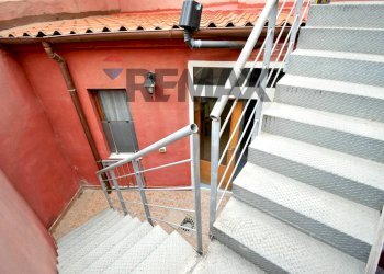 Cortile interno/scale - Casa indipendente Via Damiano Chiesa
 
11, Quartu Sant'Elena - foto 12