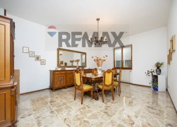 Sala da pranzo - Appartamento Largo Vittoria
 
16, Curno - foto 5